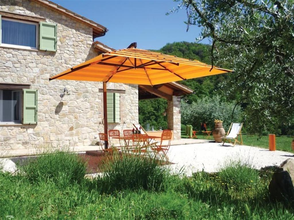 Well Liked Best Cantilever Patio Umbrellas — Everything Home Design Regarding Yellow Patio Umbrellas (View 20 of 20)
