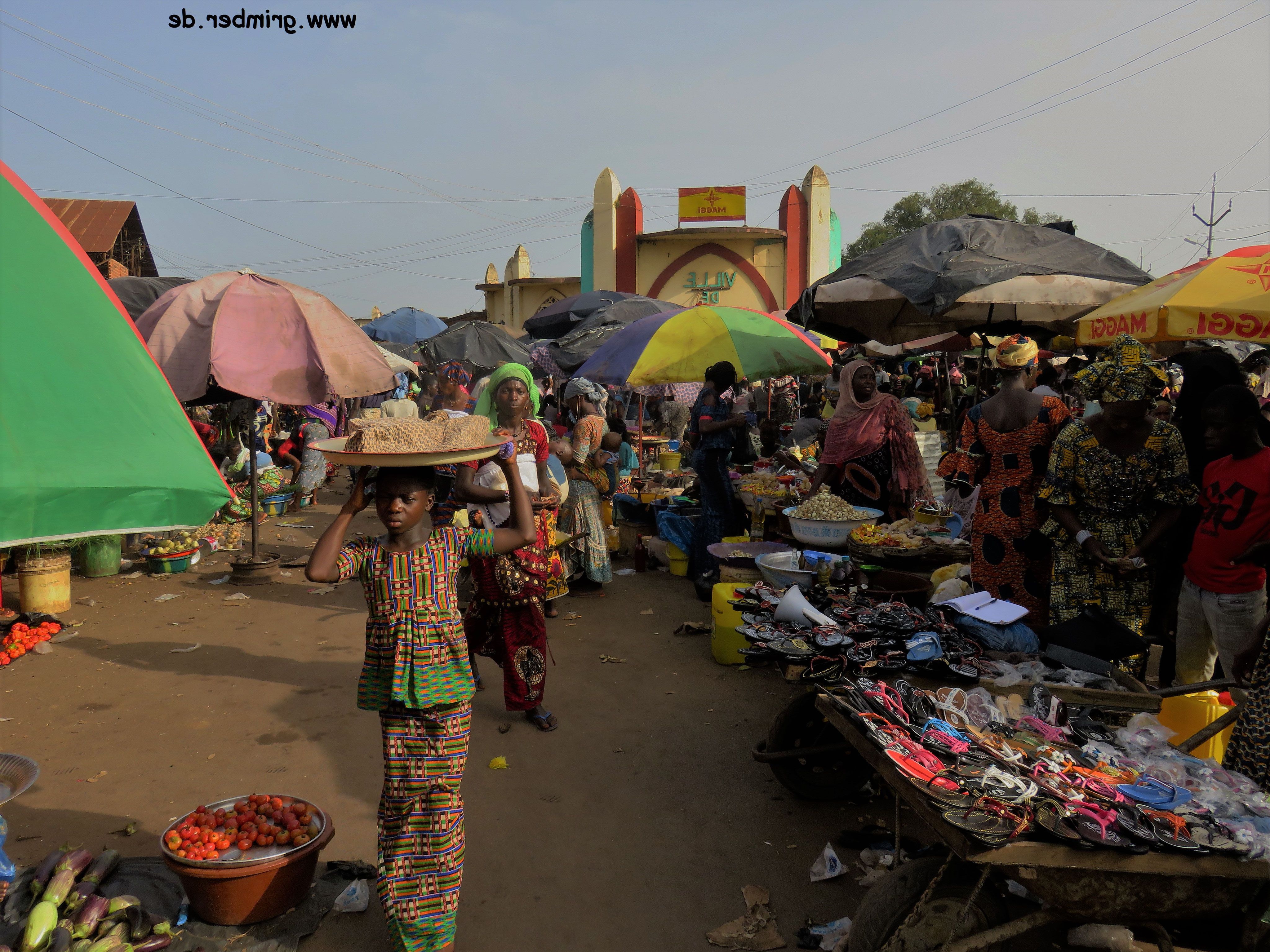 Most Popular Hatten Market Umbrellas Regarding Fahrt In Die Tropen Und Das Bergland Von Guinea, Sierra Leone Und (Photo 18 of 20)