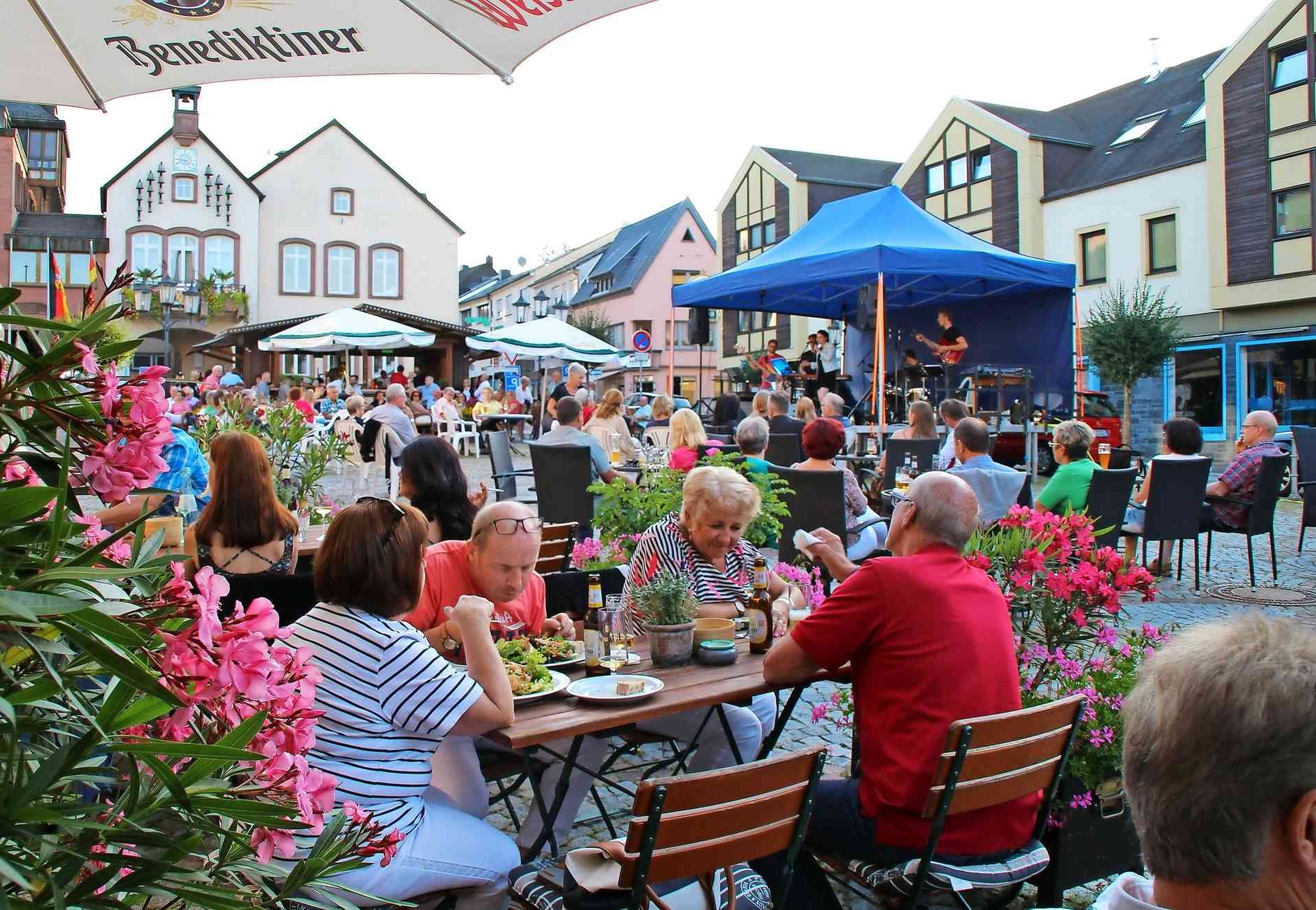 Recent Am Samstag, 1. Juni, 20 Uhr, Startet Der Waderner Marktsommer Intended For Wier Market Umbrellas (Photo 6 of 20)