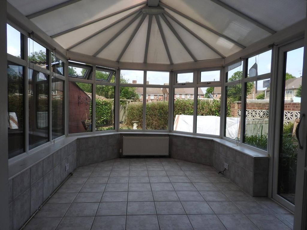 Well Known Northfleet Rectangular Market Umbrellas With Regard To Trebble Road 3 Bed Semi Detached House – £1,000 Pcm (£231 Pw) (Photo 17 of 20)