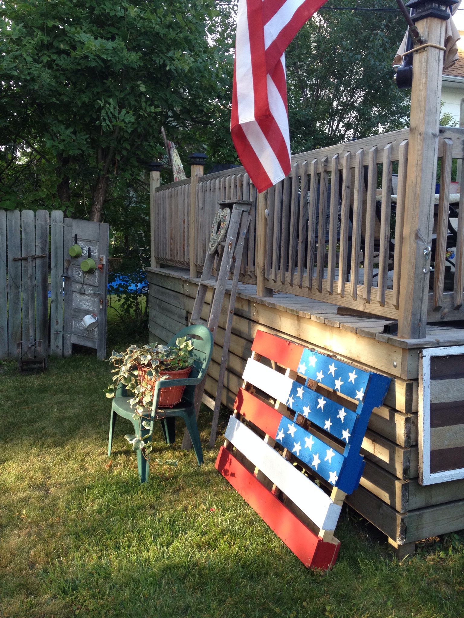 Pallet Pertaining To American Flag Porch Swings (View 7 of 25)